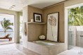 /album/galeria/item3-rendition-slideshowwidehorizontal-cindy-crawford-rande-gerber-08-master-bath-jpg/